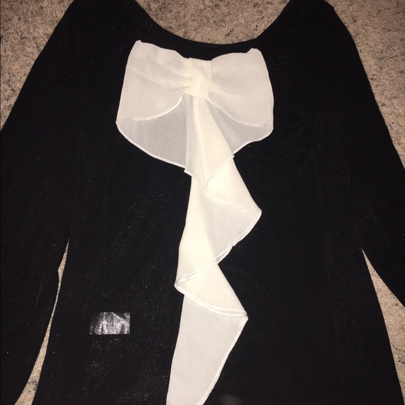 Black long sleeve with bow - Picture 1 of 2