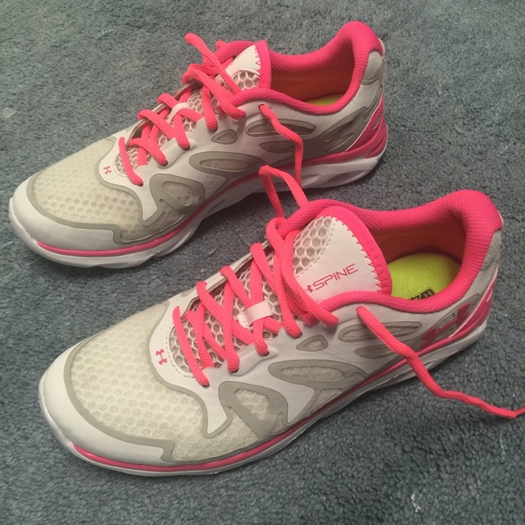 Very gently used under armour tennis shoes!!
