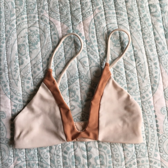 SOLD🔴 NWOT Topless/white napali top size small