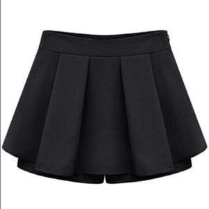 With Zipper Pleated Black Short