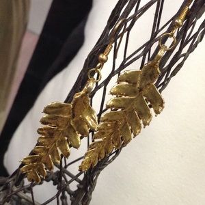 Vintage Jewelry - Gold Dipped Fairy Leaves Ferns Earrings Shine Vintage Jewelry - Gold Dipped Fairy Leaves Ferns Earrings Shine