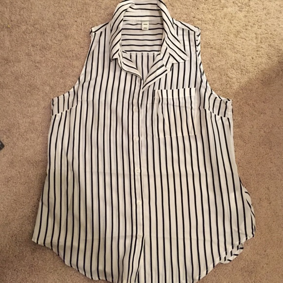 Short sleeve Old Navy pinstripe tank