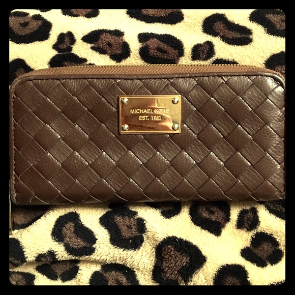 ✨ON HOLD!!!!!!!     Authentic MK Wallet✨