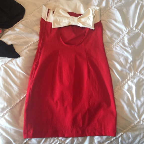 Red dress - Picture 3 of 4