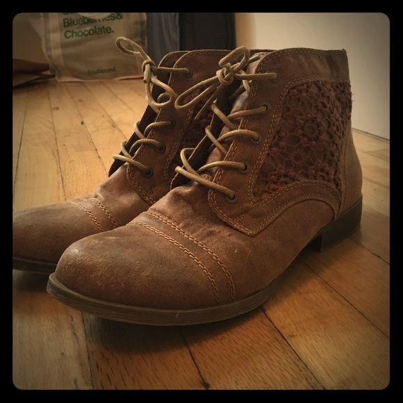 Size 9 brown Mossimo Boots