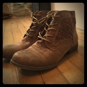 Size 9 brown Mossimo Boots