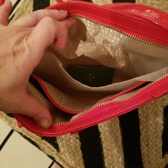 HP 9/16 -KATE SPADE- POPPY/ CORAL CRSBDY-NWT - Picture 2 of 4