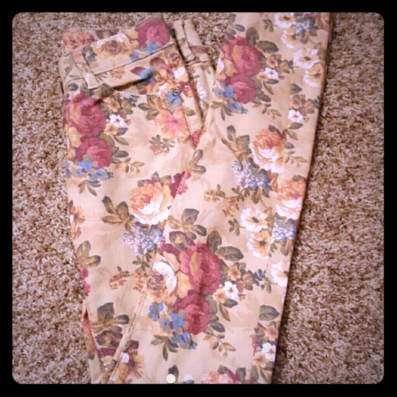 SOLD   Floral Skinny Pants 🌸🌹 - Picture 1 of 4