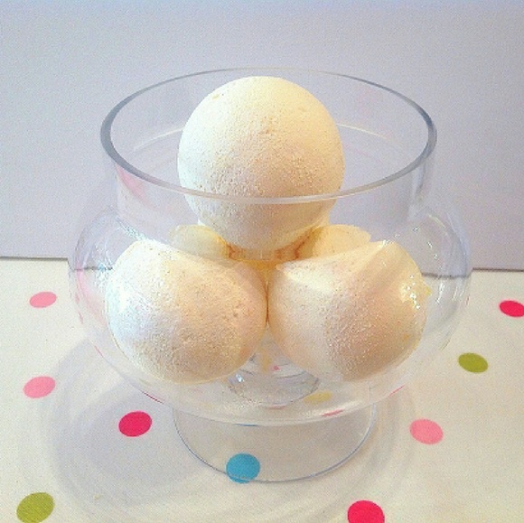 Creamy Vanilla Bath Bomb 6oz each - Picture 1 of 4