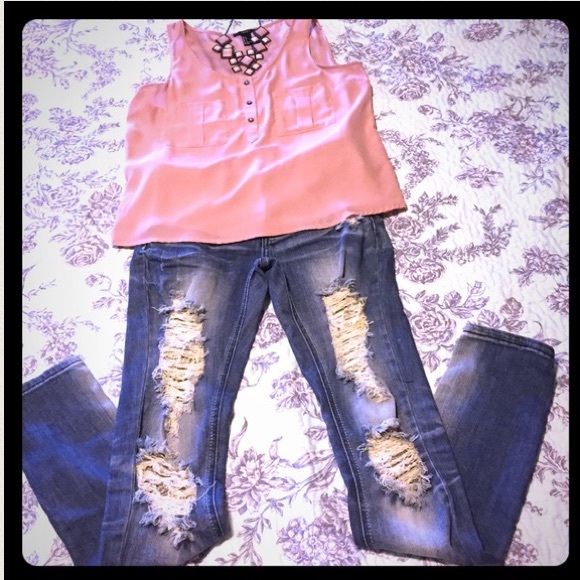 🚫SOLD🚫🌟NWT🌟 Distressed Skinny Jeans - Picture 4 of 4