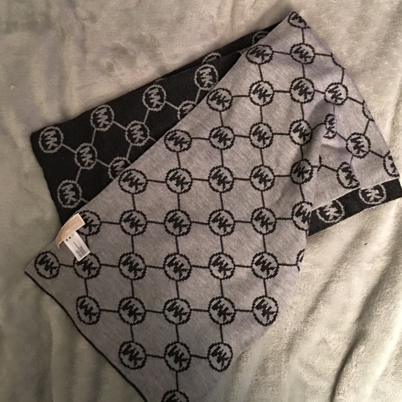 Michael Kors Two way scarf