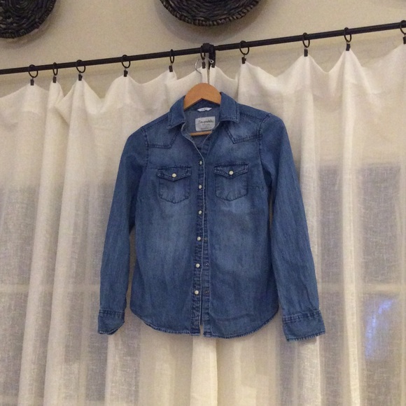 Cute light denim button down, perfect for spring!