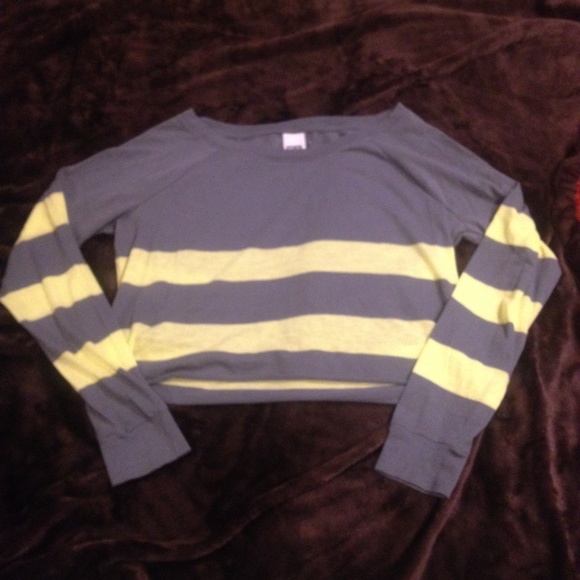 *SOLD* VS Pink Long sleeve crop top - Picture 1 of 3