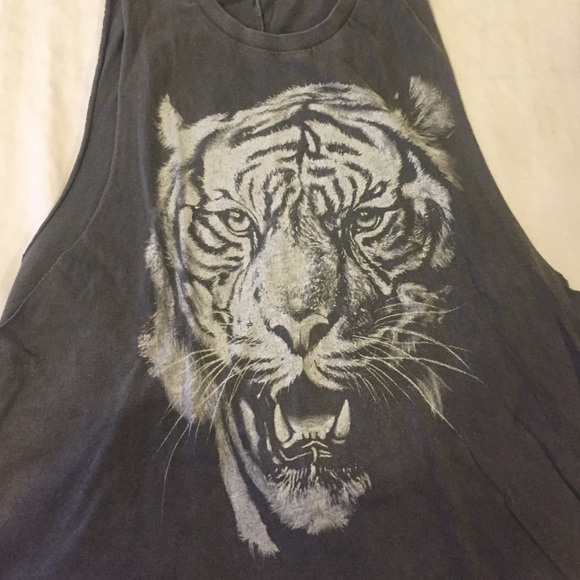 Brandy Melville tiger Muscle-tee - Picture 2 of 3