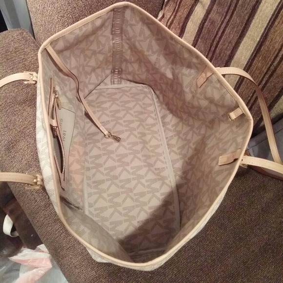 ❌SOLD❌Host Pick 🎉Michael Kors Large Tote - Picture 2 of 4