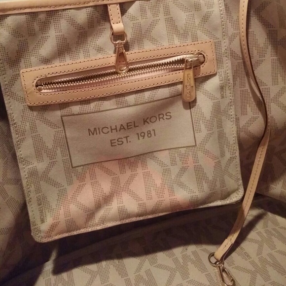 ❌SOLD❌Host Pick 🎉Michael Kors Large Tote - Picture 3 of 4
