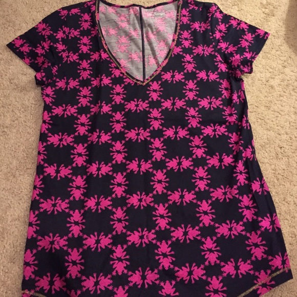 *SOLD*   LILLY PULITZER v-neck tshirt