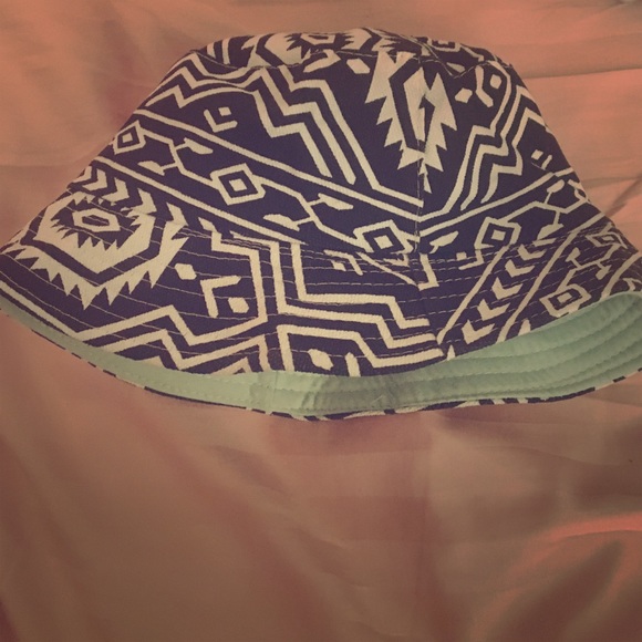 Reversible bucket hat