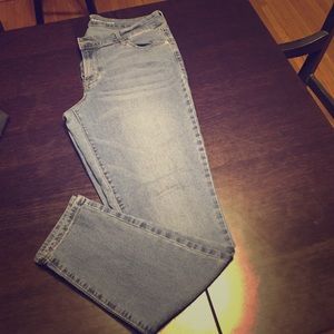 Light wash skinny jeggings.