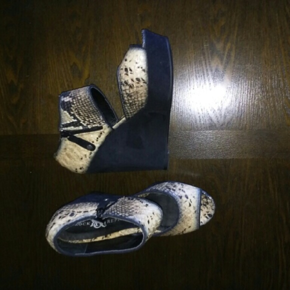 One pair of wedges