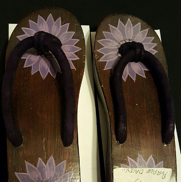 Island Pride wood sandles size 7 painted flowers - Picture 1 of 4