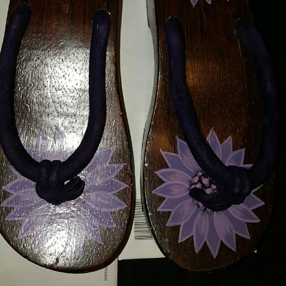 Island Pride wood sandles size 7 painted flowers - Picture 2 of 4