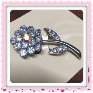 Very elegant/stunning flower brooch