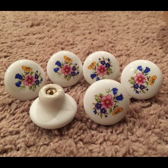 Drawer Knobs ($5 for 6) MISSING 1 SCREW