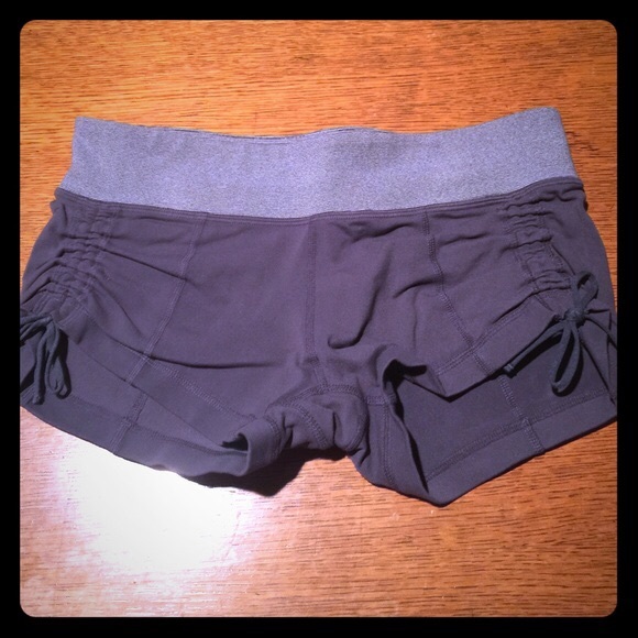 lululemon athletica Pants - Lululemon SHORTS Size 6