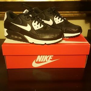 Preloved Nike Air Max 90 Essential