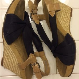 Black wedges