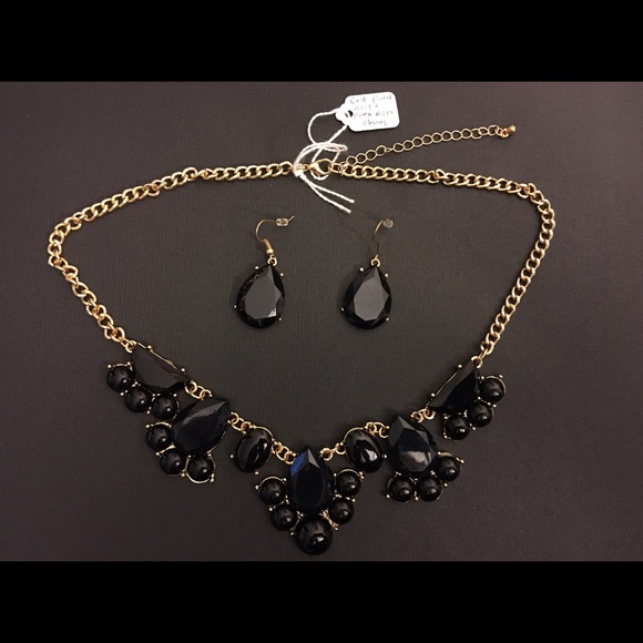 Fashionable Necklace and Matching Drop Earrings