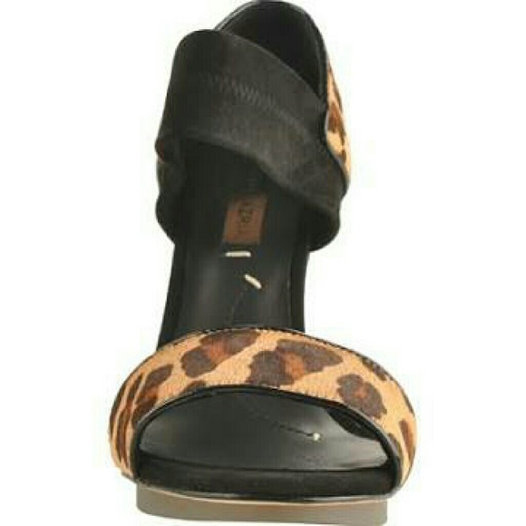 BCBGMAXAZRIA "Ma-Nadalya" Leopard sandal. - Picture 3 of 4