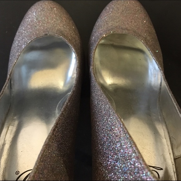 Silver Heels - Picture 3 of 4