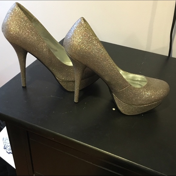 Silver Heels - Picture 2 of 4