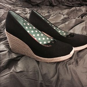 Black summer wedges.