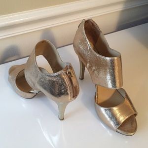 SALE✨Nine West Gold Heels