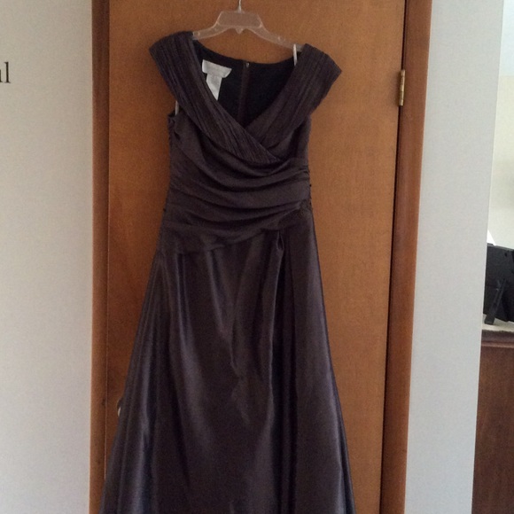 Formal gown - Picture 1 of 4