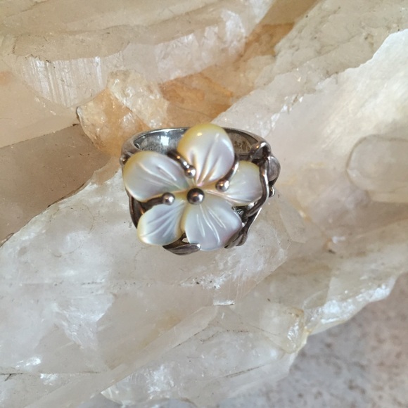 Sterling Silver ring with mother of pearl flower