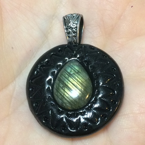 Handmade clay & Labradorite mandala pendant - Picture 4 of 4