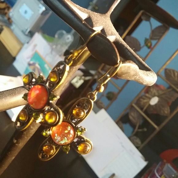 Jewelry - 💕NWT-Beautiful Multi-Colored Dangling Earrings