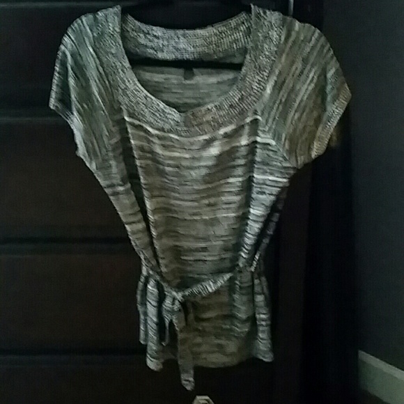 Gray short sleeve sweater with scoop neck and belt