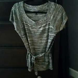 Gray short sleeve sweater with scoop neck and belt