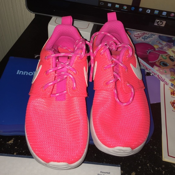 Toddlers size 11 roshe run in great condition
