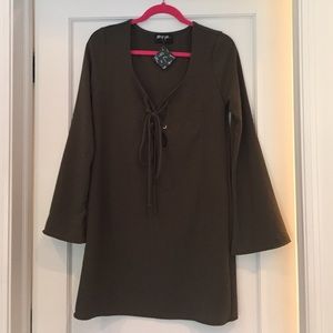 green dress, criss cross tie, flare long sleeves