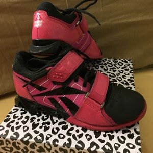 Weightlifting shoes