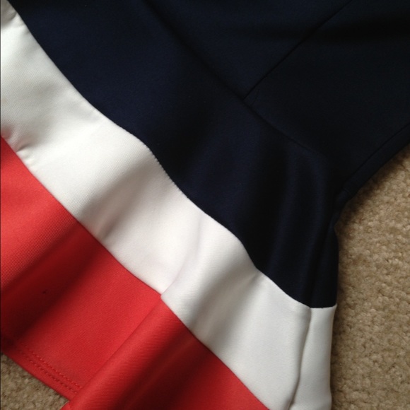 ❌SOLD ❌IN A BUNDLE⚡️TOPS $5 PLUS 15% OFF BUNDLES - Picture 2 of 4