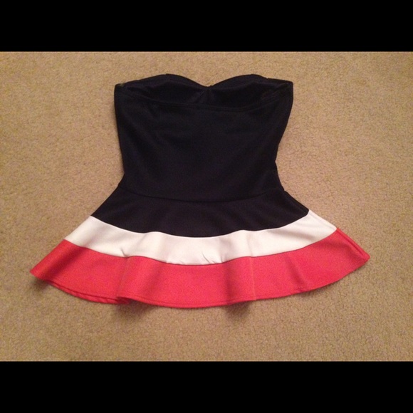 ❌SOLD ❌IN A BUNDLE⚡️TOPS $5 PLUS 15% OFF BUNDLES - Picture 3 of 4