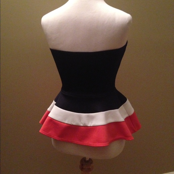 ❌SOLD ❌IN A BUNDLE⚡️TOPS $5 PLUS 15% OFF BUNDLES - Picture 4 of 4