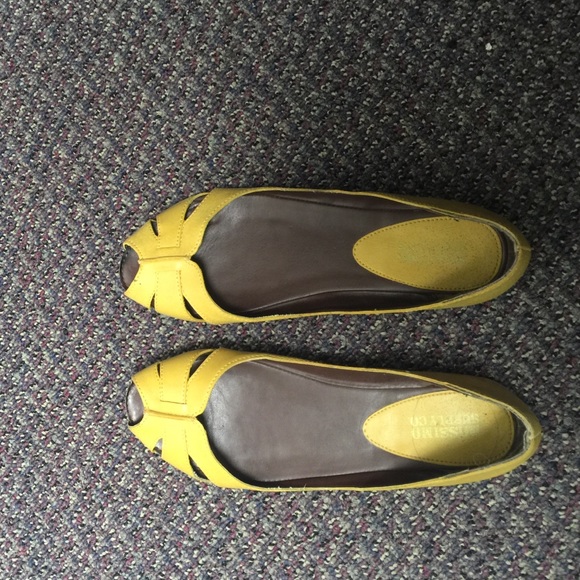 summery yellow flats